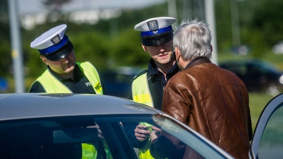 Rozmowa kierowcy przez telefon może się okazać nie tylko niebezpieczna, ale także kosztowna