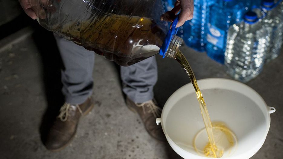 Pracownicy skarbówki skonfiskowali 30 litrów samogonu.