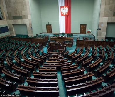 Obniżka wynagrodzeń dla posłów dopiero od września. Przez jedną poprawkę PiS-u