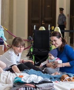 Niepełnosprawni wychodzą z Sejmu. Rząd wygrał? W sieci wrze