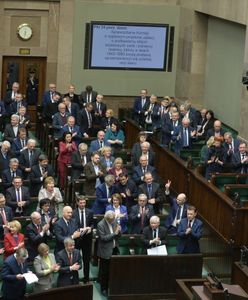 Nowy sondaż wyborczy. W PiS strzelają szampany