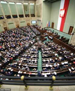 Burzliwy dzień w Sejmie. Przegłosowano ważne ustawy, a Kaczyński czytał "Atlas kotów"