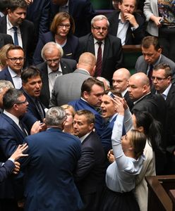 Prokuratura bada awanturę w Sejmie. Biegli ocenią obrażenia posła PiS
