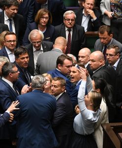 Awantura w Sejmie podczas debaty o SN. Ostre słowa Jarosława Kaczyńskiego, przepychanki przed mównicą