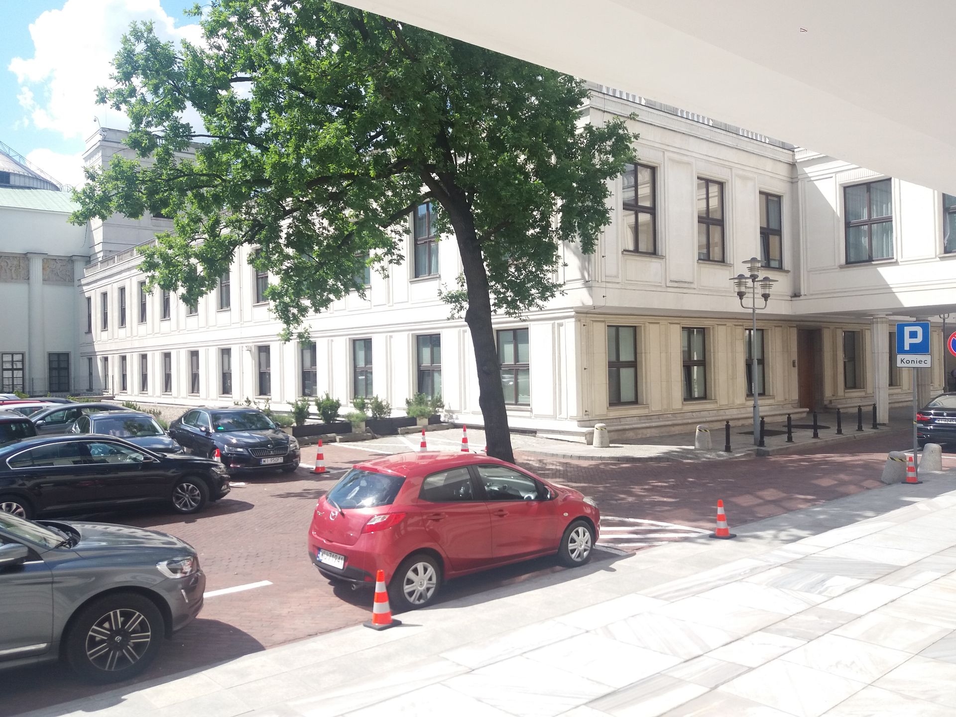 Wejście od strony Senatu i parkingu 