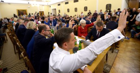 PiS z tarczą, opozycja na tarczy. Burzliwe obrady sejmowej komisji