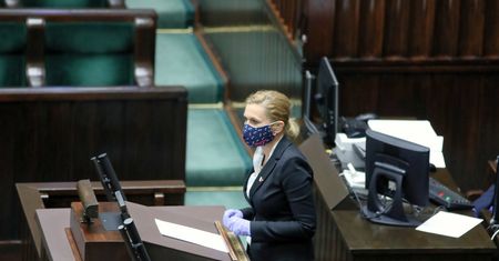 Obrady Sejmu w cieniu koronawirusa. Posłowie w maskach i gumowych rękawiczkach
