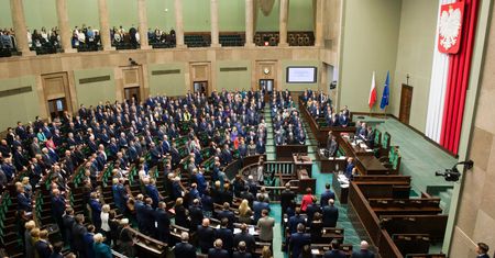 Sejm. Długie wakacje posłów, prawie jak studentów - tyle że płatne