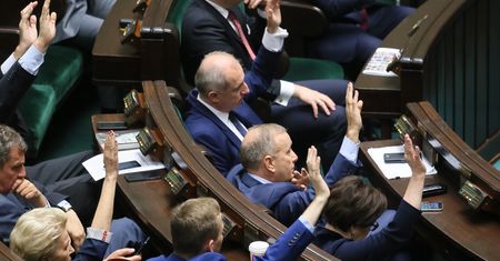 Posłowie boją się podsłuchów w Sejmie i instalują aplikacje do szyfrowania rozmów. ”To histeria”