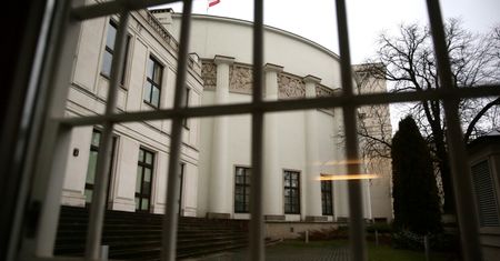 Władza przyznała sobie wysokie podwyżki. Płace urzędników państwowych w górę nawet o ponad tysiąc złotych