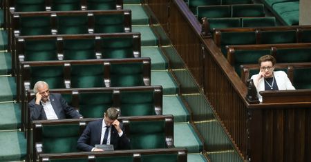 Gorąca noc w Sejmie, a przed budynkiem pikieta. "Nie zachowuj się jak rozbrykany gimnazjalista"