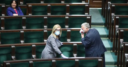 Koronawirus w Polsce. Maseczka na czole, czyli Sejm podczas epidemii. Posłowie się tłumaczą