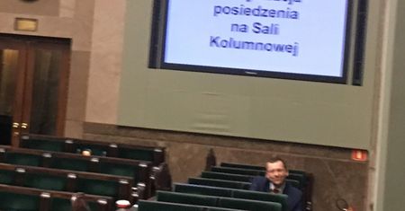 Tego w Sejmie nie było. "Sztuczny tłum" i głosowania poza salą plenarną