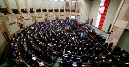 Najnowszy sondaż. Pięć partii w Sejmie. PSL i Nowoczesna poniżej progu wyborczego