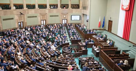 Sondaż: Zdecydowana przewaga PiS nad PO-KO. Cztery ugrupowania w Sejmie