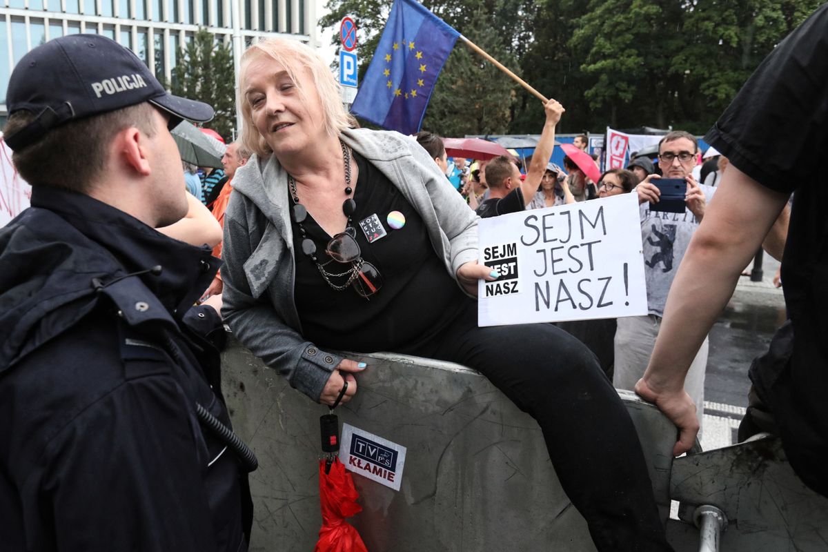 Przepychanki z policją przed parlamentem. Posłanka wwiozła na teren Sejmu w bagażniku 2 osoby