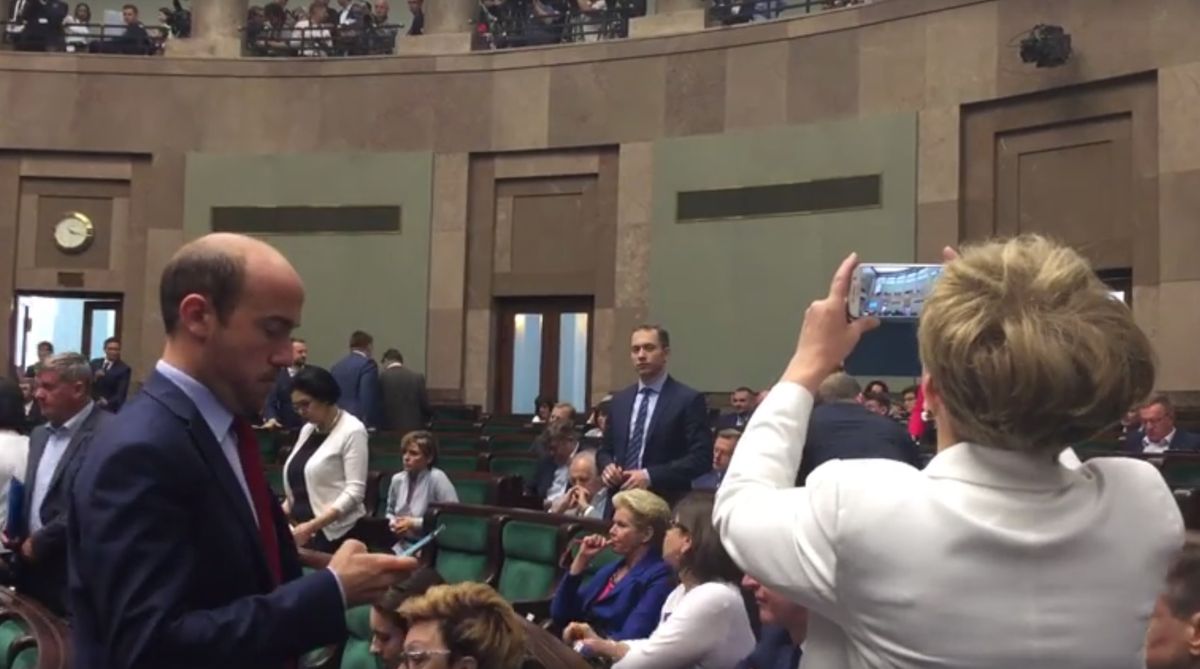 "Posłowie PO zachowują się jak na stadionie". Oto dowód