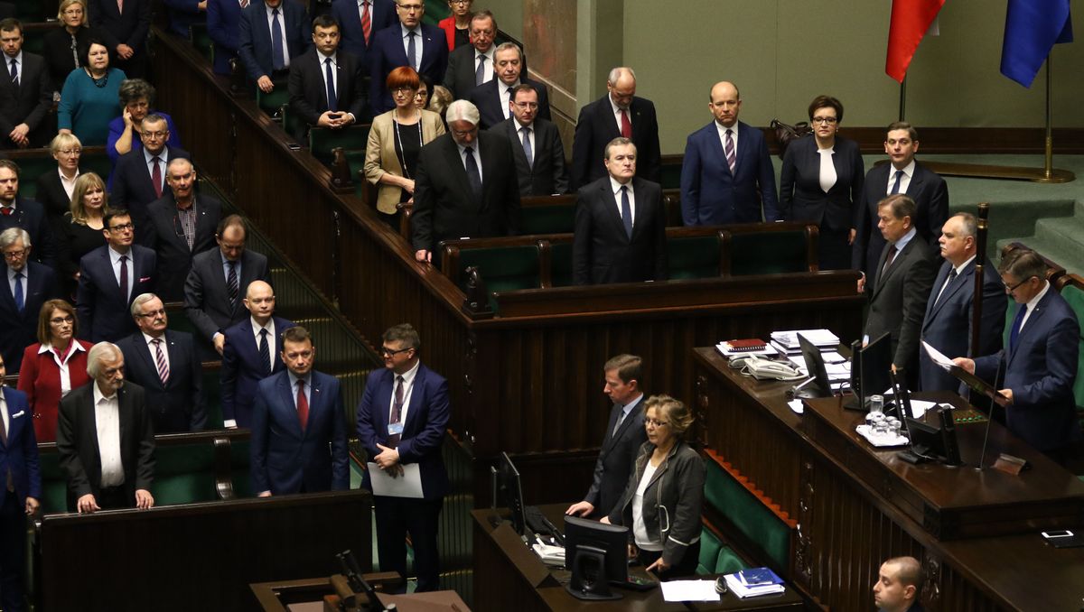 Sondaż: spada poparcie dla PiS. Nowoczesna rośnie w siłę