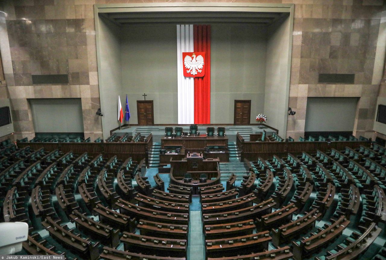 Sondaże wyborcze. PiS może rządzić samodzielnie. W Sejmie tylko 4 ugrupowania