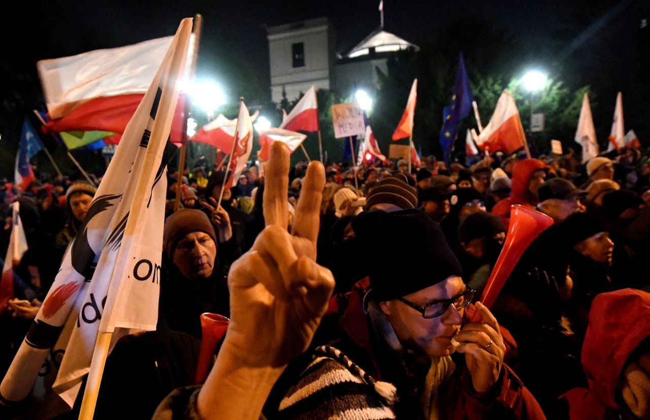 Dzień po "opłatku" PiS-u, gdy PO spotyka się na Radzie Krajowej, TVP pokazuje "Pucz". Przypadek?