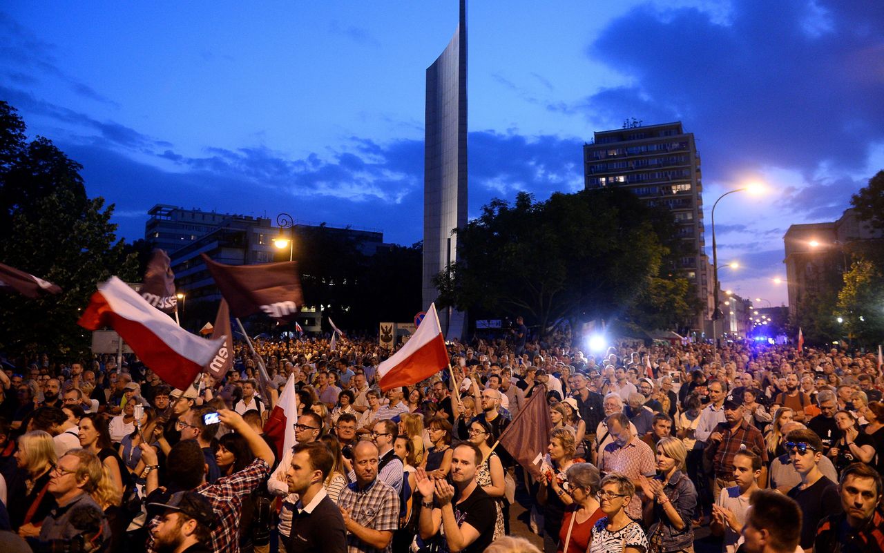 "Cały naród pięści w górę. Obalimy dyktaturę!". Kolejny dzień sejmowej batalii o Sąd Najwyższy