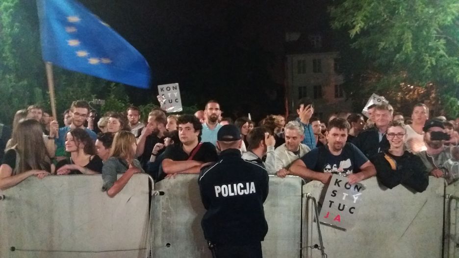 Protestujący przed Sejmem ws. zmian w wymiarze sprawiedliwości