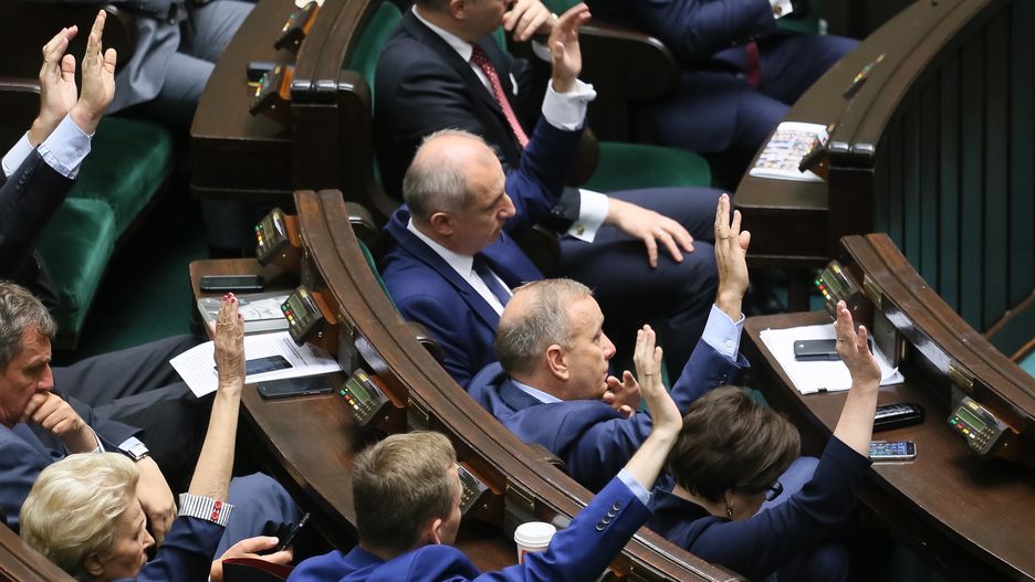 Posłowie głosują przy pomocy starego systemu do liczenia głosów