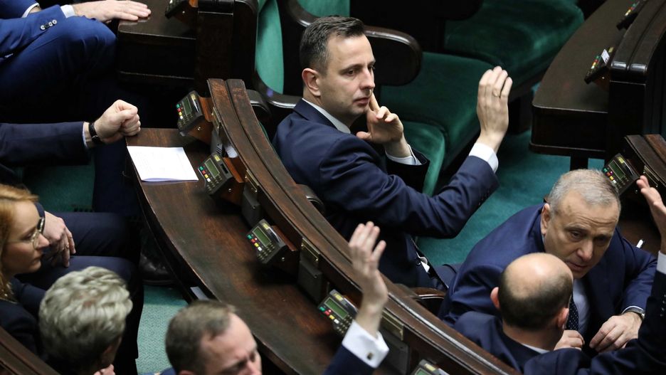 Opozycja przegrała głosowania, choć powinna je wygrać