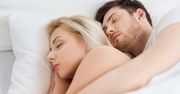 Pozycja, w której śpisz z partnerem, mówi wiele o waszej relacji