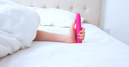 Mężczyzna i wibrator mają ten sam cel: żeby kobiecie było przyjemnie. Czemu się nie lubią?