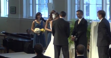 Panna młoda szepnęła kilka brzydkich słów podczas ceremonii. Nie wiedziała, że mikrofon jest włączony