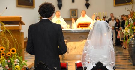 Jak zachować się na ślubie kościelnym – poradnik dla niekatolików
