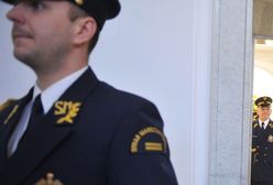 Sejmowy strażnik poćwiczy brzuszki