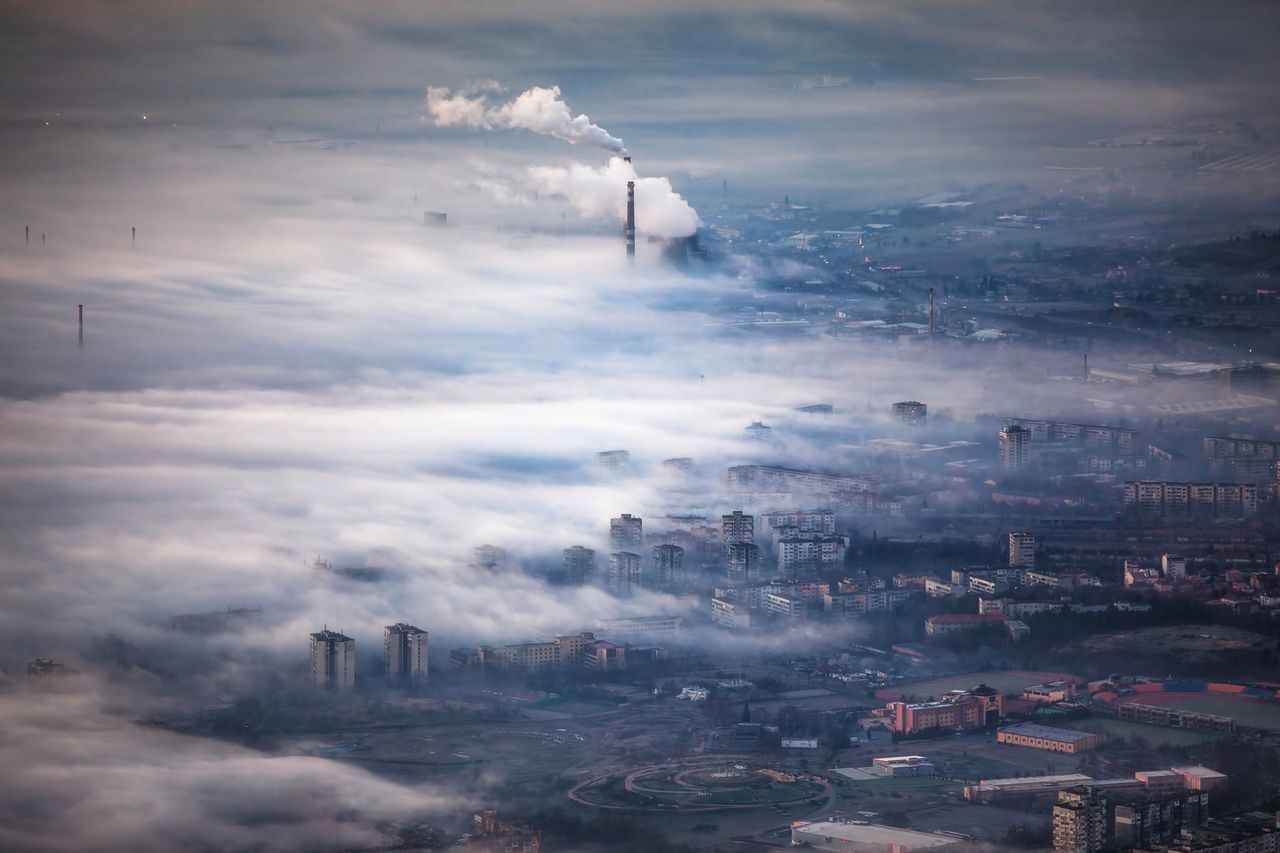 Od rana nad Polską unosi się smog
