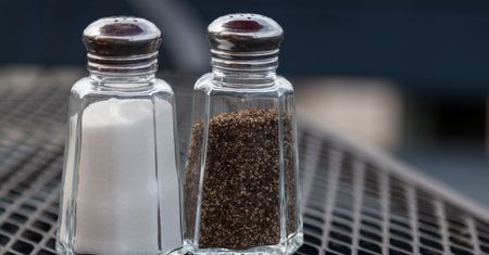Pozwalasz dziecku bawić się w restauracji solniczką? To ogromny błąd