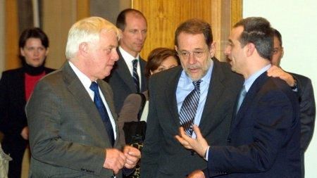 Patten (po lewej) i Solana (w środku) rozmawiają z ministrem spraw zagranicznych Serbii i Czarnogóry Goranem Svilanoviciem (fot. PAP/EPA)