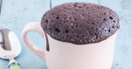 Wymieszaj wszystkie składniki, przelej je do kubka i wstaw do mikrofali. Boskie ciasto w pięć minut