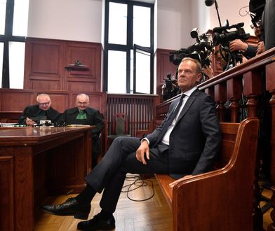 Sondaż: PiS boi się powrotu Tuska i szuka na niego haków