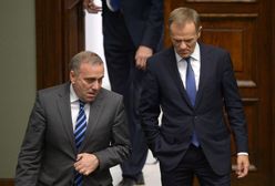 Donald Tusk "widowiskowo ośmieszył" Grzegorza Schetynę. W PO chcą nowego szefa, ale się boją?