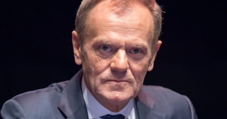 Donald Tusk składa życzenia noworoczne. "Uśmiechnij się, Jarosławie, o północy"