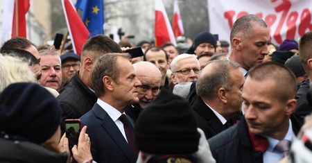 "Do więzienia" kontra "Zostań z nami". Emocje wokół Tuska w stolicy