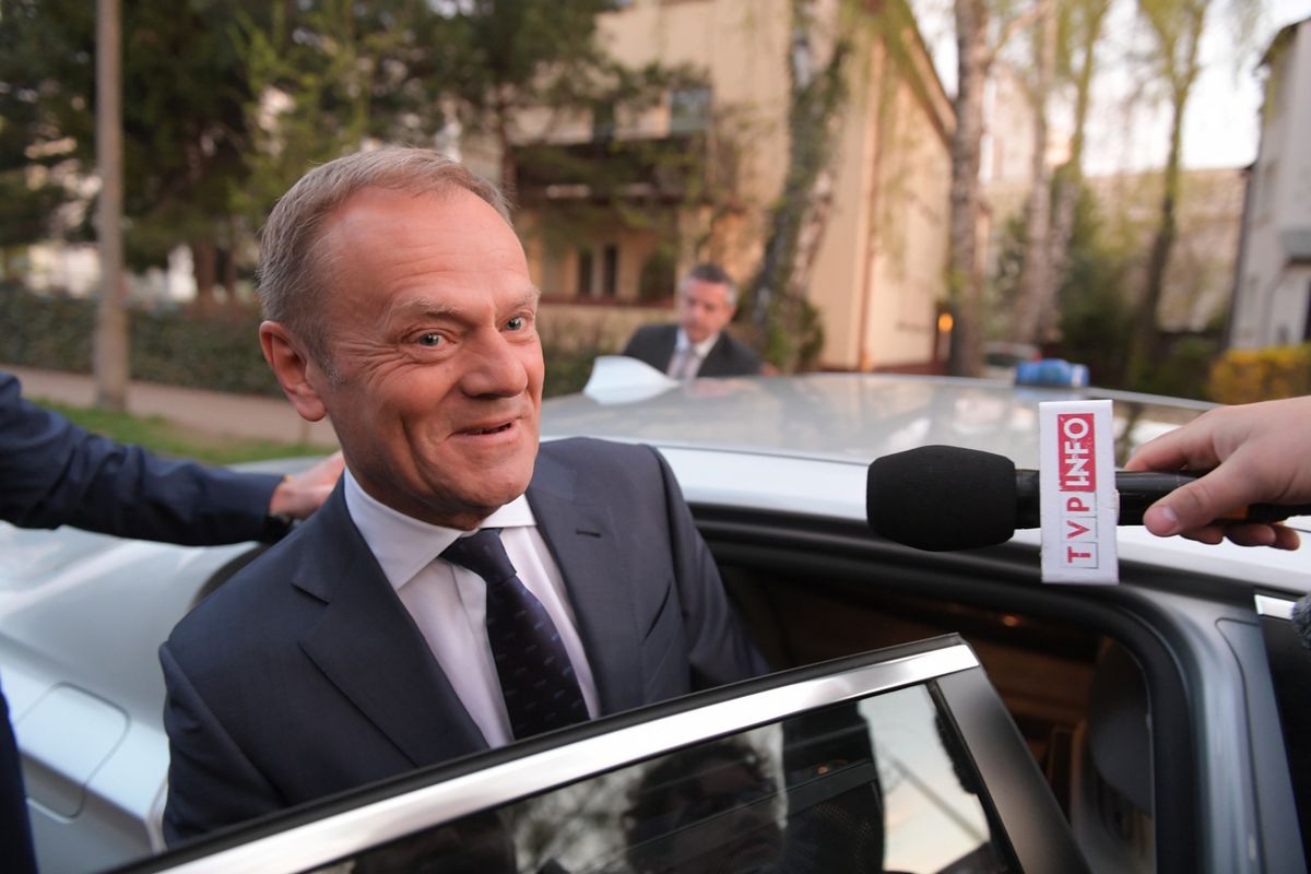 Donald Tusk będzie zeznawał. Przed sądem gromadzą się ludzie