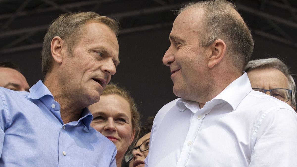 Wiek emerytalny - Donald Tusk go podnosił, Grzegorz Schetyna krytykuje ten krok, ale... No właśnie