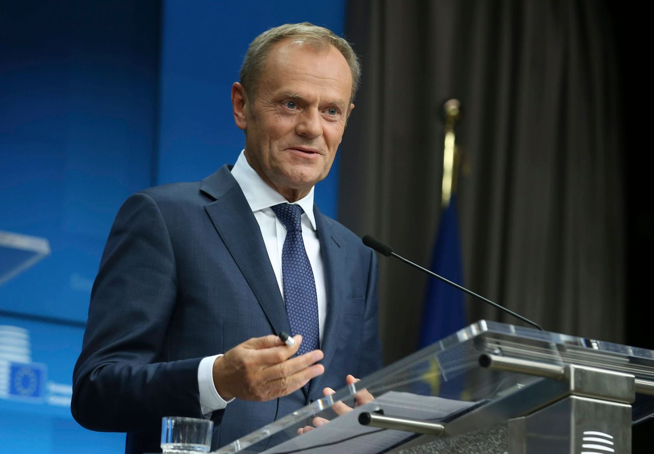 Donald Tusk złożył koledze życzenia. "Najlepszym prezentem będzie twoje niedzielne zwycięstwo"