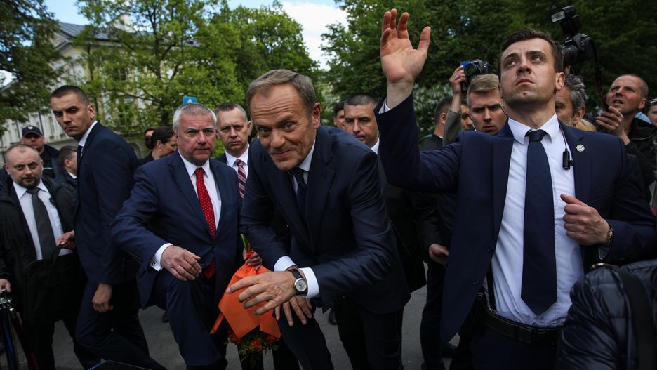 Donald Tusk na dziedzińcu Uniwersytetu Warszawskiego