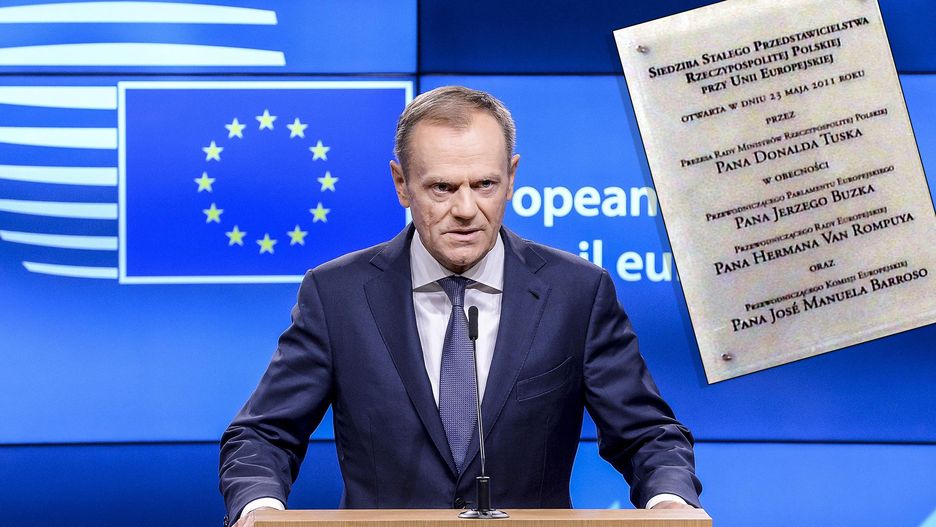 Komentatorzy z Brukseli spekulują, że tablica została zdjęta, bo widniało na niej nazwisko Donalda Tuska