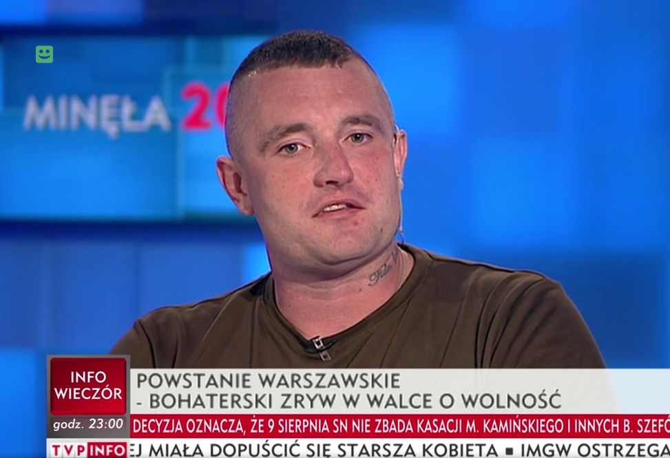 Raper Basti "ekspertem" w TVP Info w rocznicę Powstania Warszawskiego. Tłumaczy wszystkim trudną historię Polski