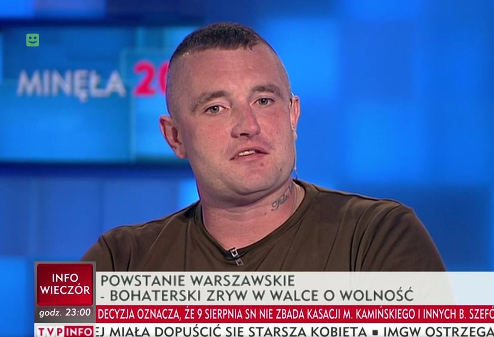 Raper Basti "ekspertem" w TVP Info w rocznicę Powstania Warszawskiego. Tłumaczy wszystkim trudną historię Polski