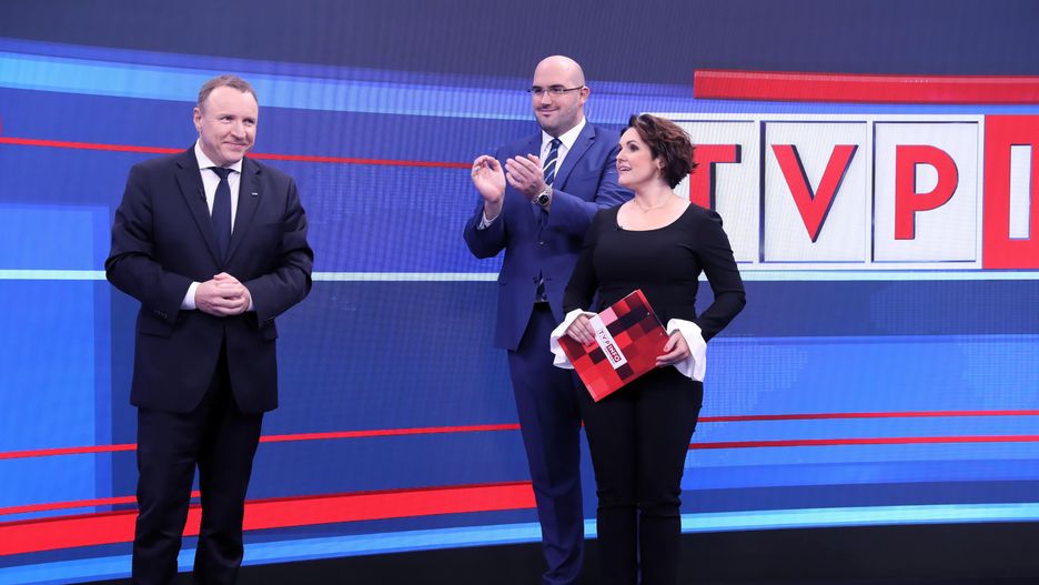 Prezes TVP Jacek Kurski, szef "Wiadomości" Jarosław Olechowski i prowadząca program Edyta Lewandowska