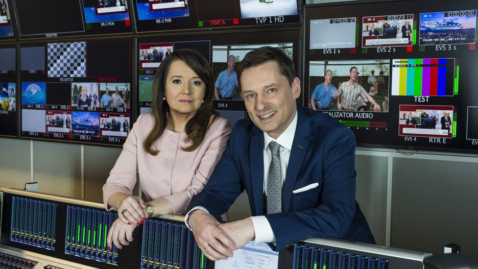 Danuta Holecka i Krzysztof Ziemiec, dwójka popularnych prezenterów programów informacyjnych telewizji publicznej.